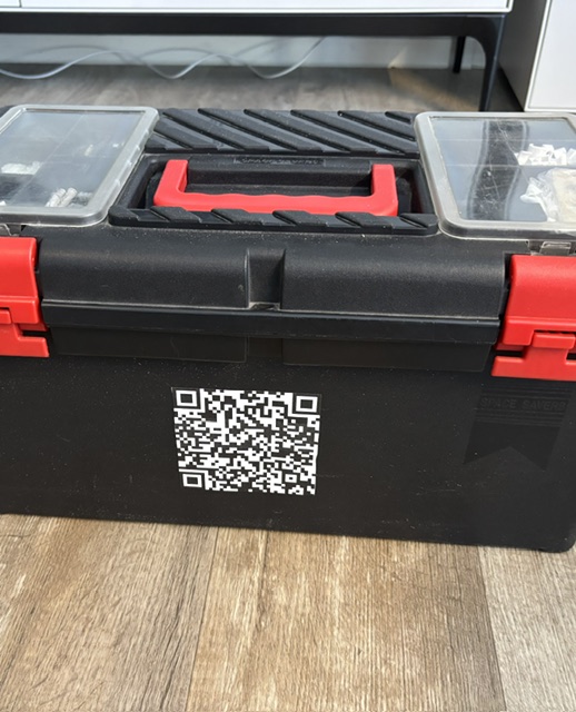QR-Code aufgeklebt auf einem Werkzeugkoffer, Bild privat